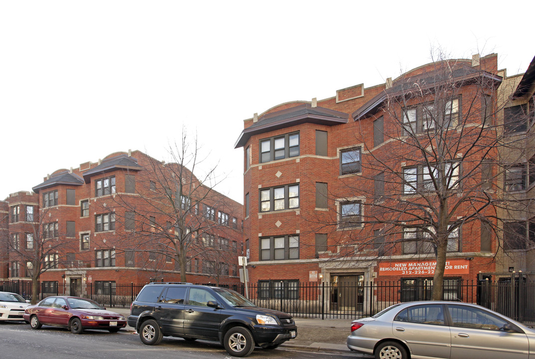 829 W Sunnyside Ave in Chicago, IL - Foto de edificio