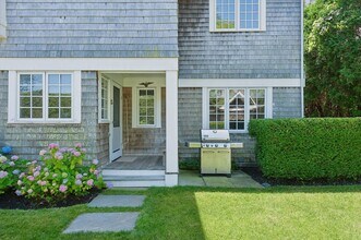 121 Post Ln in Southampton, NY - Foto de edificio - Building Photo