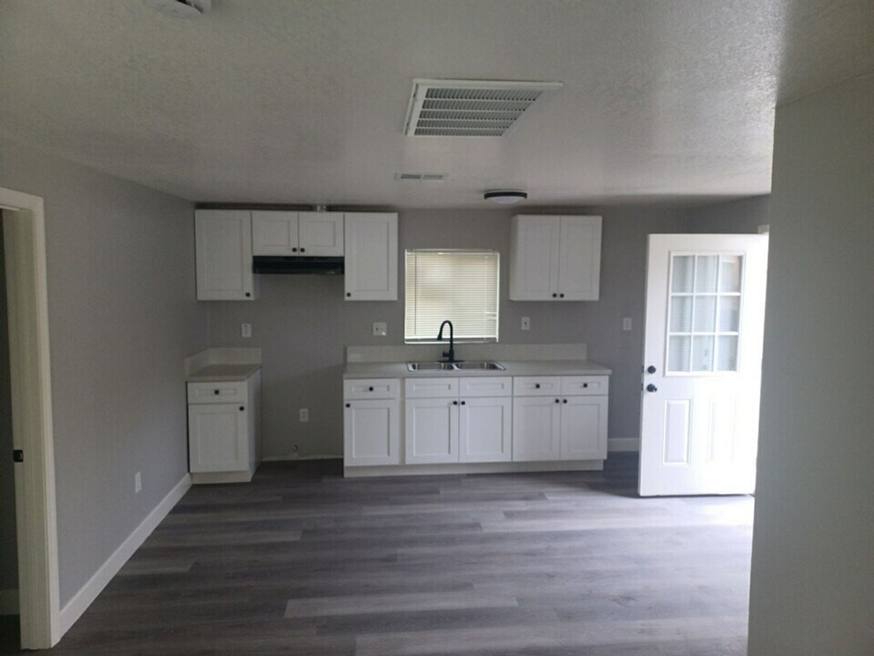 1318-1320 El Tejon Ave in Bakersfield, CA - Building Photo