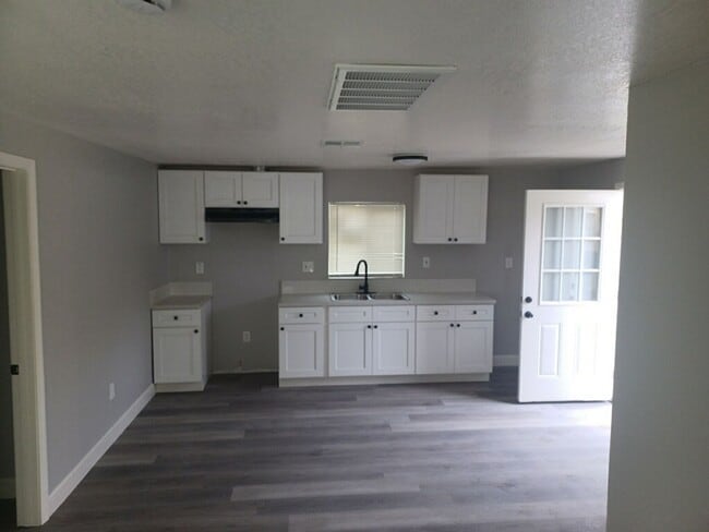 1318-1320 El Tejon Ave