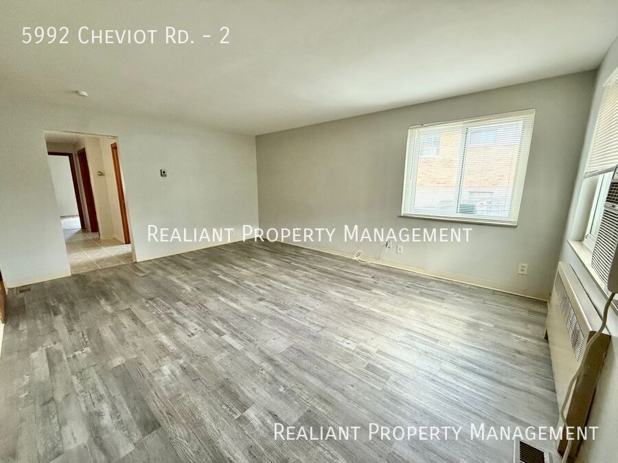 5992 Cheviot Rd in Cincinnati, OH - Building Photo