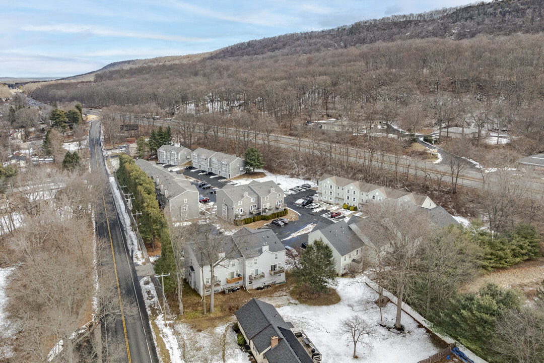 Silver Isle Way in Meriden, CT - Building Photo