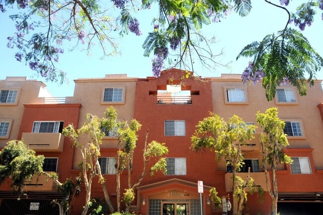 11020 Hesby St, Unit 1 in Los Angeles, CA - Foto de edificio - Building Photo