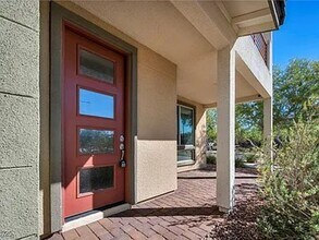 1012 E Sunset Rd in Henderson, NV - Building Photo - Building Photo