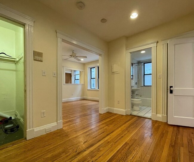 233 Kelton St, Unit 8 in Boston, MA - Foto de edificio - Building Photo