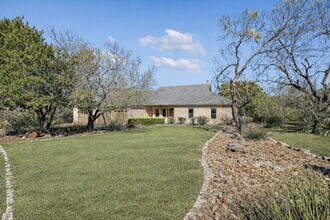 945 Wesley Ridge Dr in Spicewood, TX - Foto de edificio - Building Photo