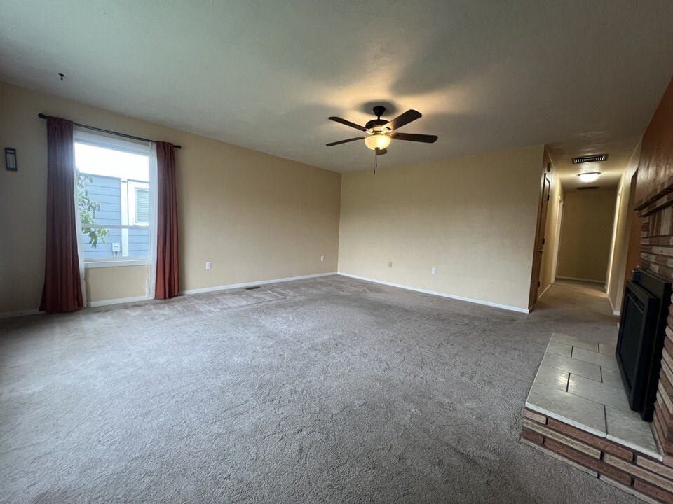 1345 SE Madison St in Albany, OR - Building Photo