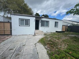 833 NW 75th St in Miami, FL - Building Photo