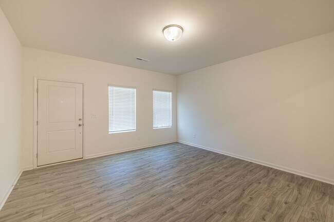 1315 Darlington Dr in Lowell, NC - Foto de edificio - Building Photo