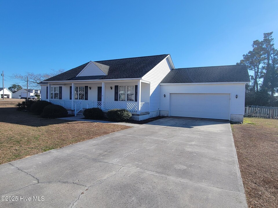 223 Junius Dr in Newport, NC - Foto de edificio