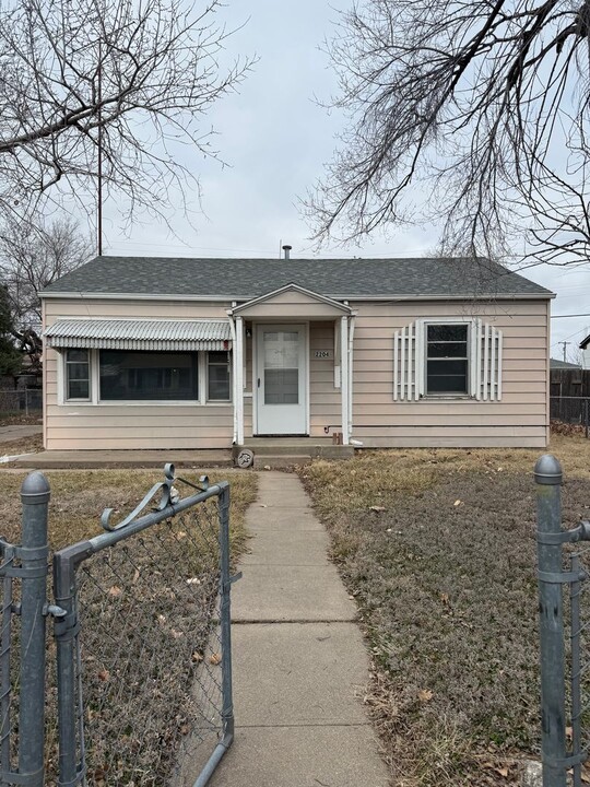 2204 30th St in Great Bend, KS - Foto de edificio