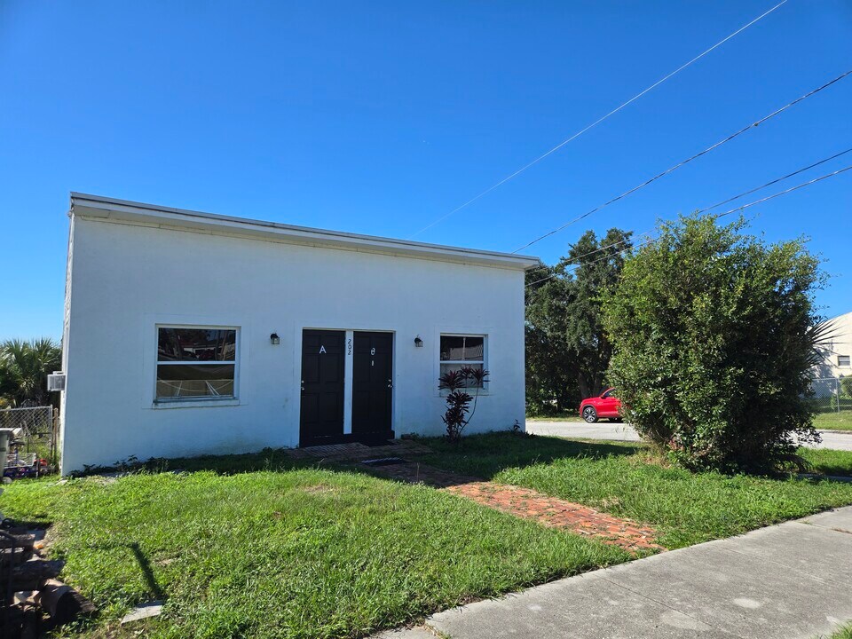 202 Shepard Ave, Unit A in Dundee, FL - Building Photo