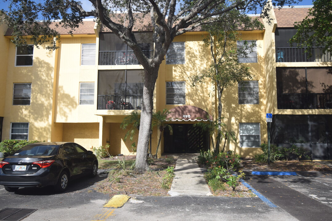 490 NW 20th St in Boca Raton, FL - Building Photo