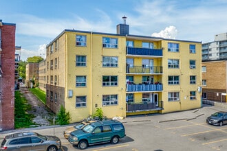 2355 Lake Shore Blvd W in Toronto, ON - Building Photo - Building Photo