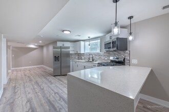 5855 S Indiana Ave in Chicago, IL - Building Photo - Building Photo