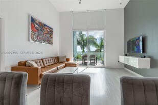 1900 N Bayshore Dr in Miami, FL - Building Photo