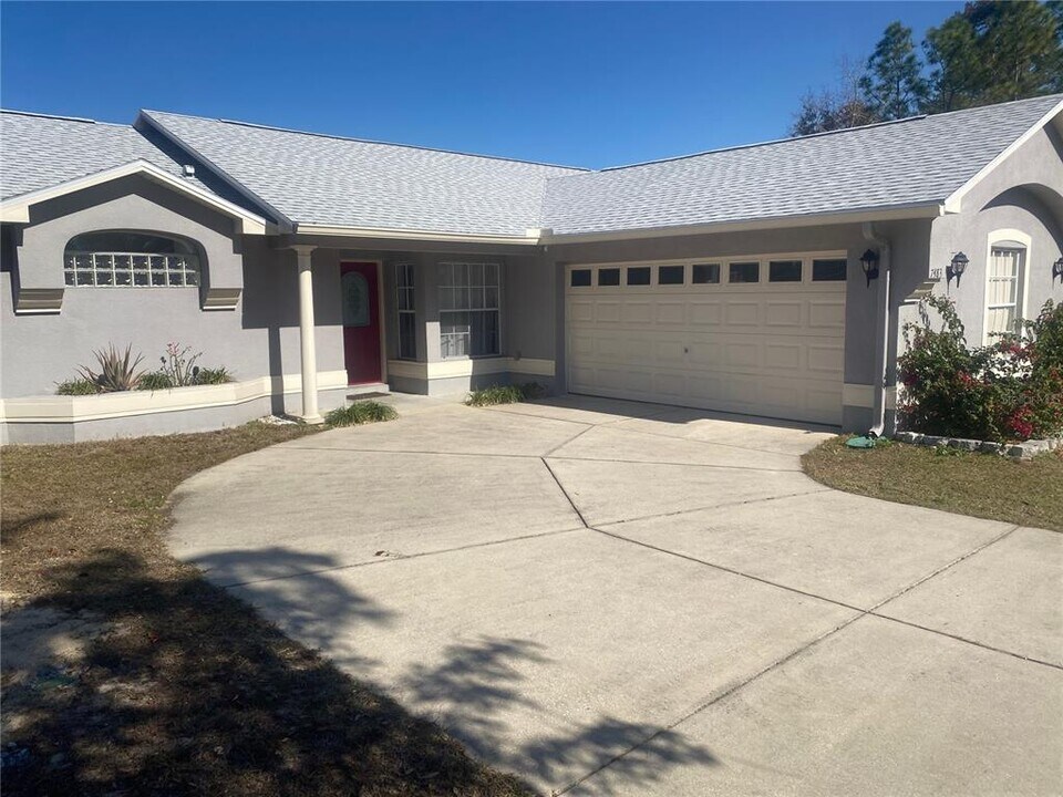 7483 Apache Trail in Spring Hill, FL - Foto de edificio