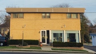 1008 N Milwaukee Ave in Libertyville, IL - Building Photo