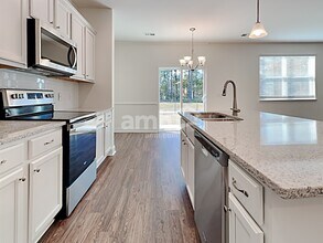 615 W Lionel Rd in Moncks Corner, SC - Foto de edificio - Building Photo