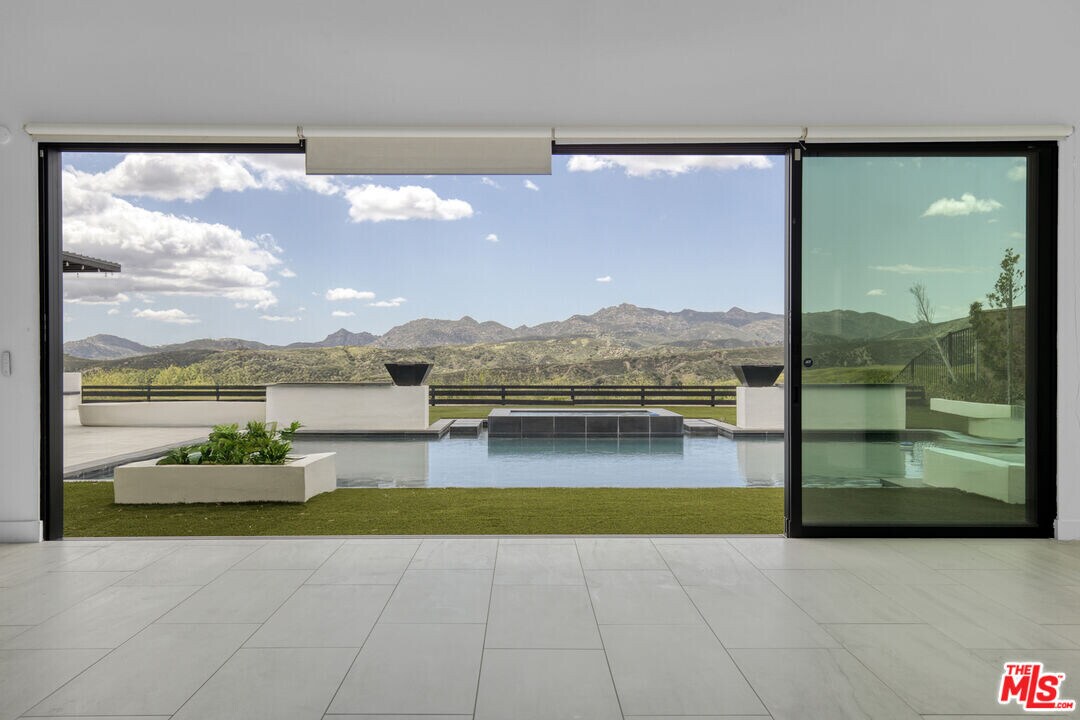 12509 Saddle Ct in Los Angeles, CA - Building Photo