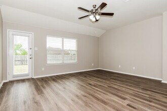 3213 Overstreet Ln in Royse City, TX - Foto de edificio - Building Photo