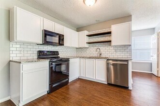 9361 Sundial Dr in Fort Worth, TX - Foto de edificio - Building Photo