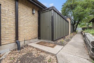 4643 Country Creek Dr in Dallas, TX - Building Photo