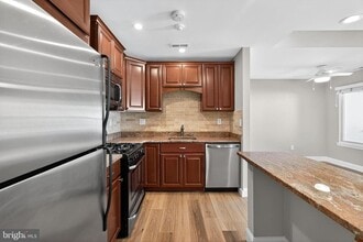 806 Diamond Dr in Newtown, PA - Foto de edificio - Building Photo