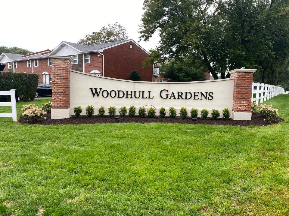 Woodhull Gardens in Holtsville, NY - Foto de edificio