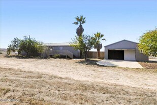 2935 E Clark Ave in Santa Maria, CA - Building Photo