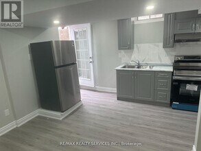 32 Silo Ct in Brampton, ON - Building Photo - Building Photo