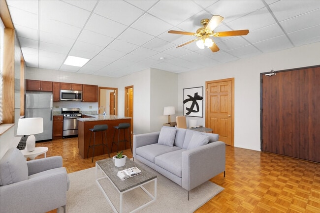 620 W Belmont Ave in Chicago, IL - Building Photo - Building Photo