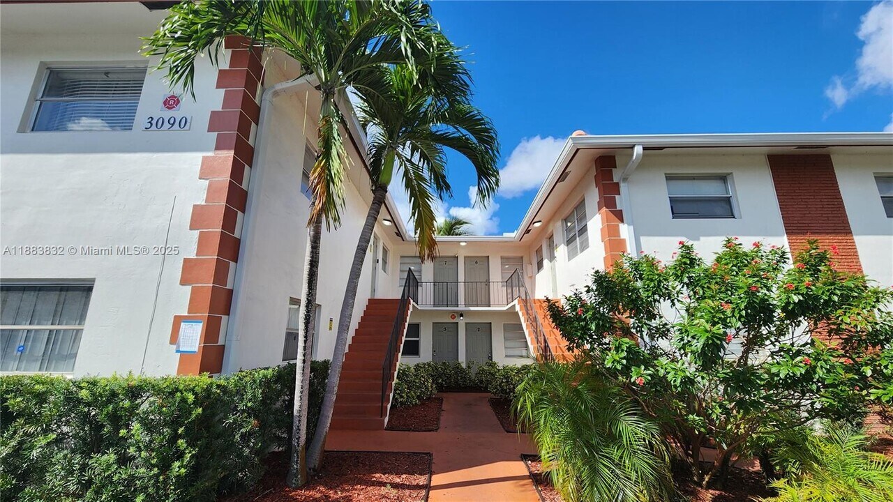 3090 Coral Springs Dr in Coral Springs, FL - Building Photo