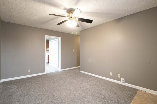 924 Van Buren Ave in Oak Grove, KY - Building Photo - Building Photo