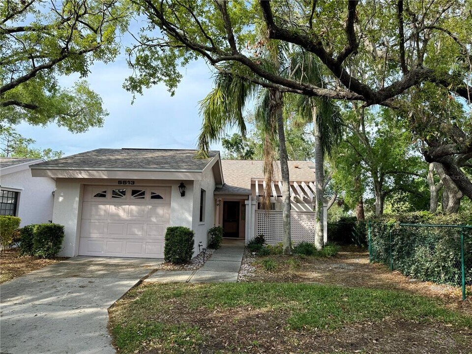 5513 Hampstead Heath in Sarasota, FL - Building Photo