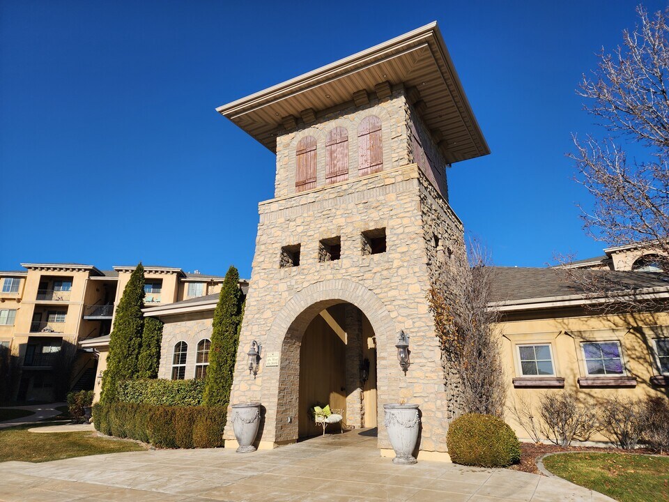 1030 N 995 W, Unit 903 in Orem, UT - Foto de edificio
