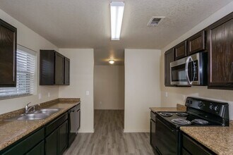 7530 Whispine in San Antonio, TX - Foto de edificio - Building Photo