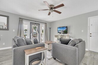 102 Pompano Dr SE in St. Petersburg, FL - Foto de edificio - Building Photo
