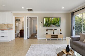 23018 Oxnard St in Woodland Hills, CA - Foto de edificio - Building Photo