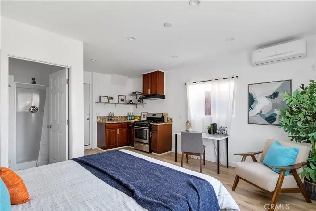 6223 10th Ave in Los Angeles, CA - Building Photo