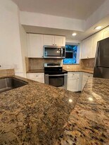 3330 Pinewalk Dr N in Margate, FL - Building Photo