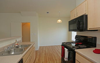 Clark's Crossing Apartment Homes in Laredo, TX - Foto de edificio - Interior Photo