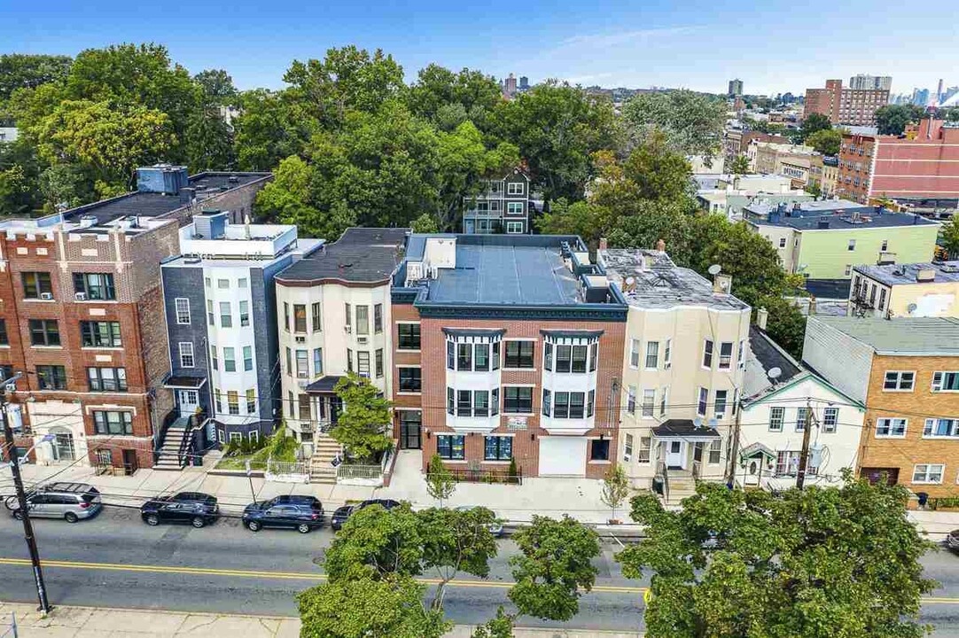 80 Manhattan Ave in Jersey City, NJ - Building Photo