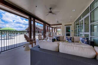 Estraya Westover Hills in San Antonio, TX - Foto de edificio - Building Photo