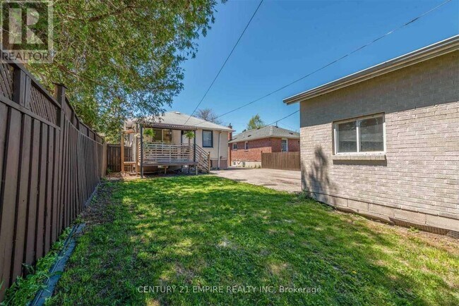 112 Glenshephard Dr in Toronto, ON - Building Photo - Building Photo