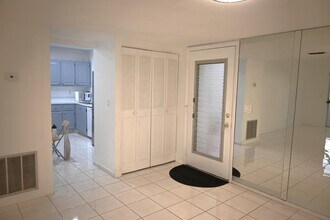 198 Lake Evelyn Dr in West Palm Beach, FL - Building Photo - Building Photo