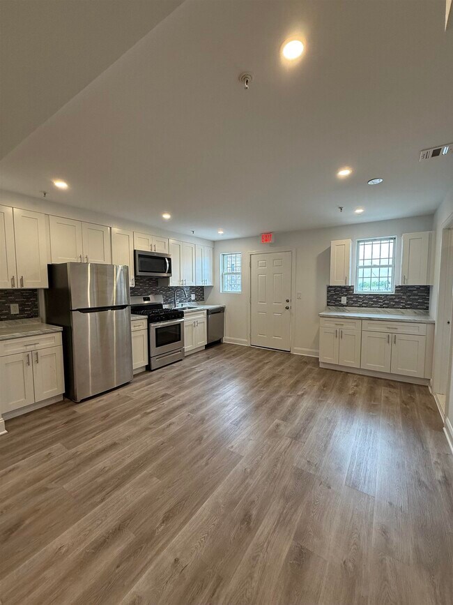 4915 Bergenline Ave in West New York, NJ - Building Photo - Building Photo