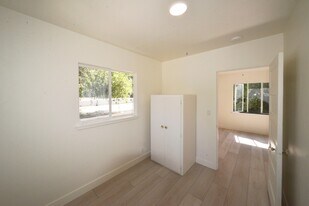 223 S Padre Juan Ave in Ojai, CA - Building Photo