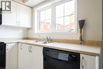 31 Hays Blvd in Oakville, ON - Building Photo - Building Photo