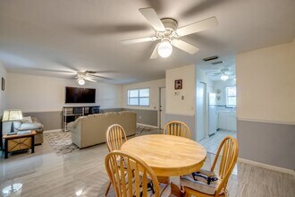 909 SE 46th Ln, Unit 909 SE 46th Ln Unit 202 in Cape Coral, FL - Foto de edificio - Building Photo